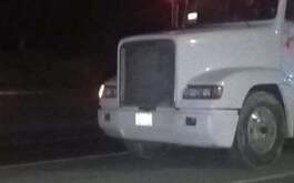 Una pareja murió luego de que chocaran a bordo de una motocicleta contra un tráiler en el municipio de Marín, Nuevo León.