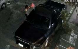 Un hombre fue captado por cámaras de seguridad mientras le prendía fuego a una camioneta rociándole gasolina en Guadalupe, Nuevo León.
