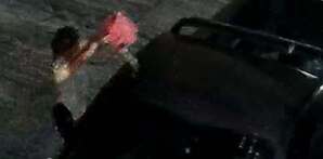 Un hombre fue captado por cámaras de seguridad mientras le prendía fuego a una camioneta rociándole gasolina en Guadalupe, Nuevo León.