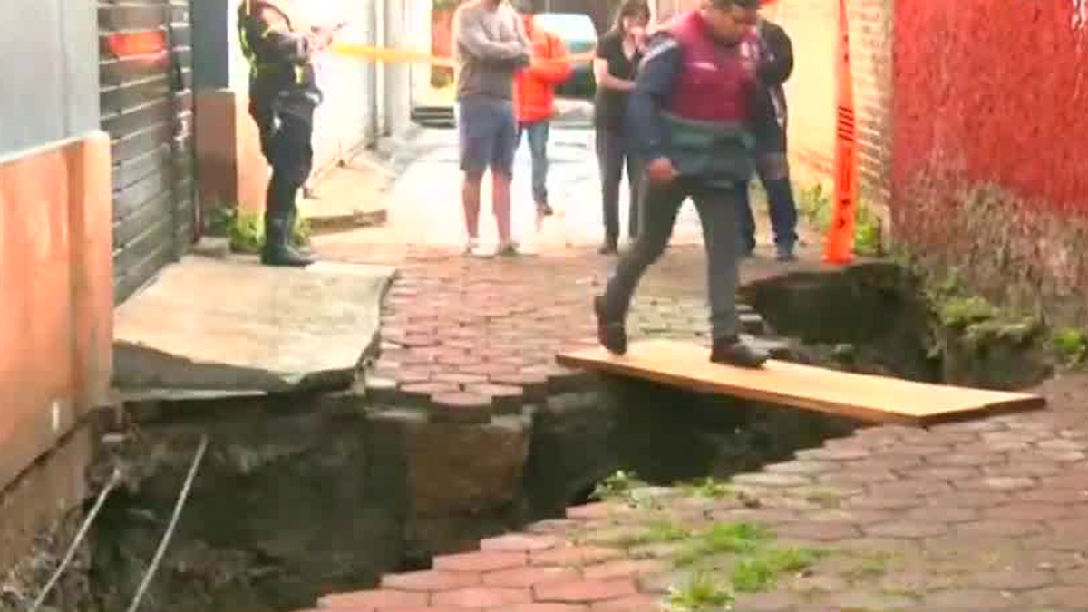 El socavón de 15 metros puso en riesgo a 3 viviendas de la colonia Santa Cruz Xochitepec en la alcaldía de Xochimilco.