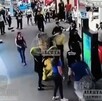 El grupo de farderos comenzó a golpear al personal de la tienda donde robaron lencería y después huyeron del centro comercial