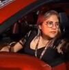 una mujer en un auto y arrestada una mujer en un auto y arrestada