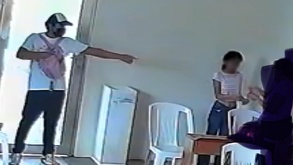 un hombre asalta una iglesia