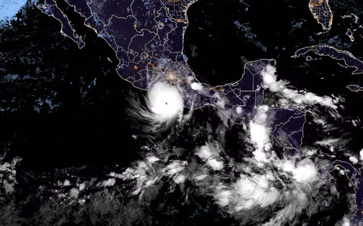 El Servicio Meteorológico Nacional confirmó que el huracán Gil provocaría condiciones climáticas adversas en algunos estados de la República Mexicana.