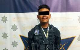 Un joven de 18 años fue detenido por estar uniformado como policía y poseer en un arma en Guadalupe, Nuevo León.
