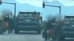 Los hombres forcejearon y pelearon en medio de la circulación