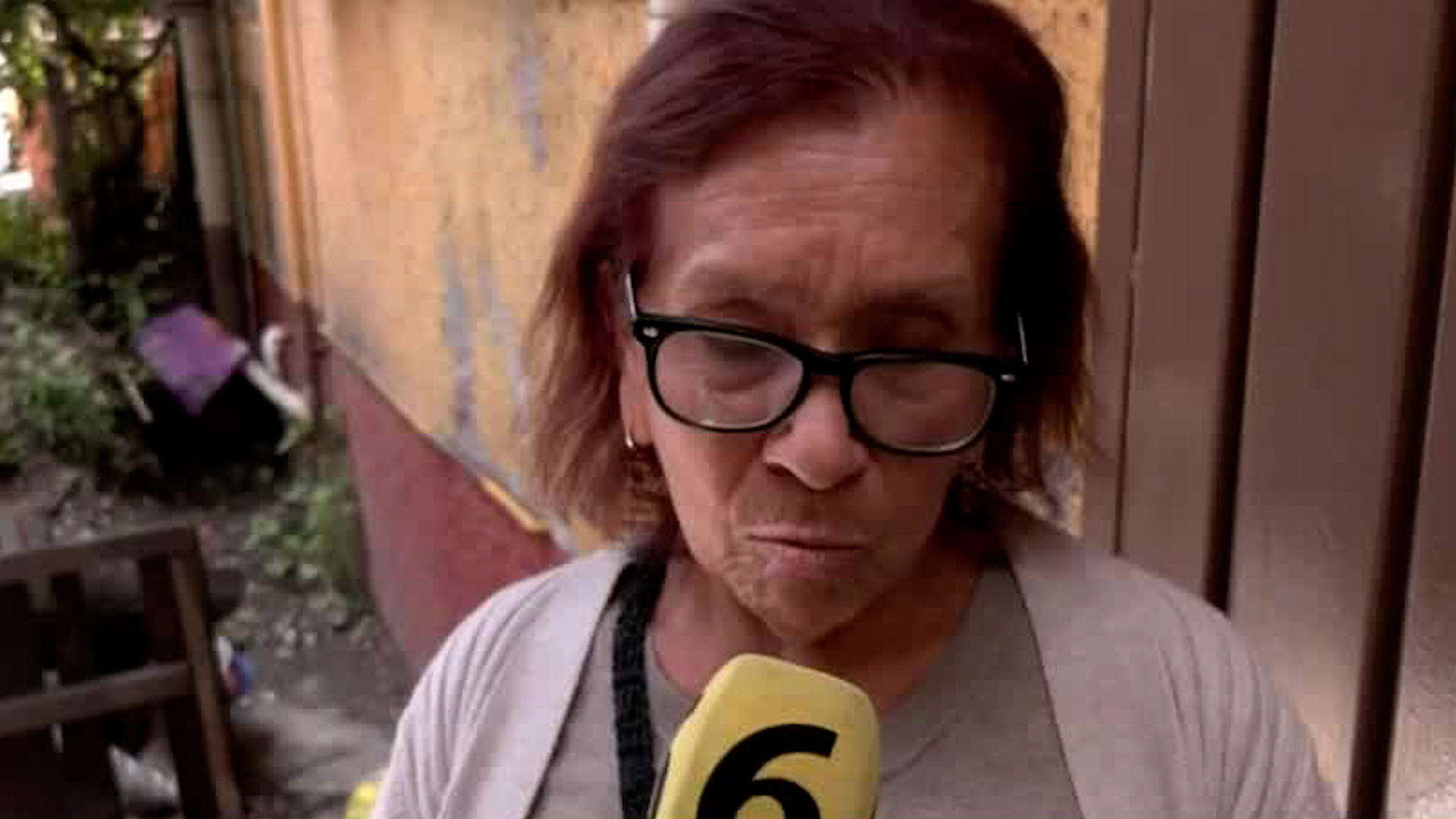 En la zona de Santa Fe, una mujer mayor asegura que el socavón se formó desde hace más de un año y medio. Pese a sus denuncias, no ha recibido ayuda.