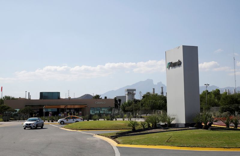 La empresa Nemak recibió una observación negativa de las calificaciones internacionales de riesgo emisor a largo plazo en moneda extranjera y local.