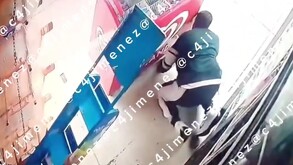 Video revela como un amigo de la víctima bajo del auto y se escondió durante ataque en Venustiano Carranza