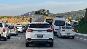 autos varados en una autopista por un accidente