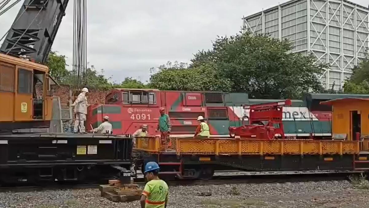 Un tren descarriló en Tlaquepaque tras el presunto robo de una pieza clave. Autoridades investigan mientras Ferromex retira los vagones dañados.