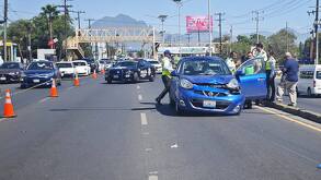 Mujer atropellada al intentar cruzar la avenida Ruiz Cortines en Monterrey.