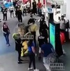 El grupo de farderos comenzó a golpear al personal de la tienda donde robaron lencería y después huyeron del centro comercial