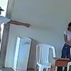 un hombre asalta una iglesia