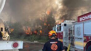 El incendio además de consumir algunos vehículos levantó una intensa nube de humo