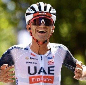 Isaac del Toro sigue haciendo historia en el ciclismo, ahora ganando el Circuito de Getxo, una tradicional carrera ganada en su mayoría por españoles.