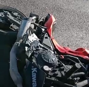 El joven motociclista, originario del Estado de México, perdió la vida tras un presunto fallo en el neumático delantero de su unidad.