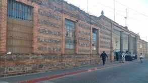 El gobernador de Puebla reconoce la urgencia de reubicar el penal de Cholula, pero exige consenso ante la oposición vecinal. Conoce los detalles del conflicto.