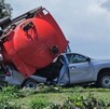 Tras el choque, el contenedor de una pipa cayó y aplastó un vehículo en la parte baja, sin embargo, la conductora resultó ilesa y apenas con algunos golpes. Tras el choque, el contenedor de una pipa cayó y aplastó un vehículo en la parte baja, sin embargo, la conductora resultó ilesa y apenas con algunos golpes.