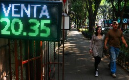 El valor del peso frente al dólar varía diariamente