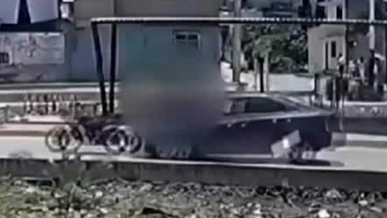 Una cámara de seguridad grabó el momento en que un automovilista embistió a una motocicleta en la que viajaban dos personas en Tultitlán, Estado de México.
