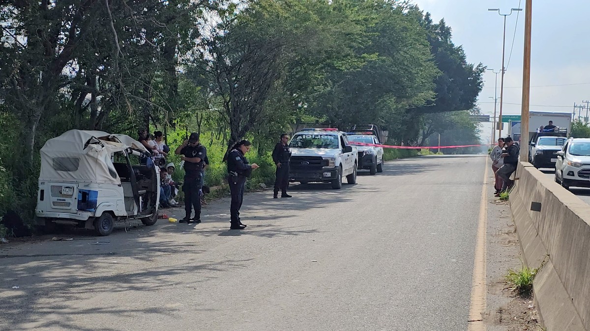Un menor de 16 años volcó un mototaxi en Tlaquepaque, dejando a pasajeros lesionados y generando cierre vial en Periférico Sur hacia carretera a Chapala.