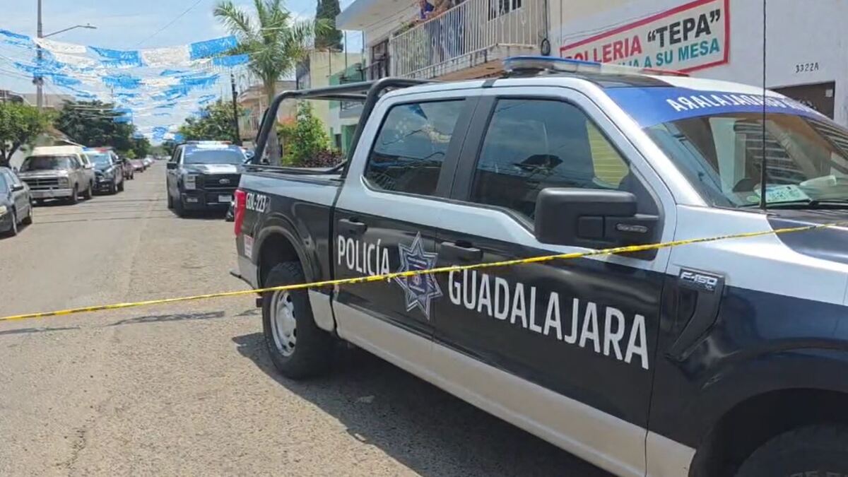 Fiesta de mariachi en Guadalajara termina en tragedia con un músico muerto, otro herido y pertenencias robadas; autoridades investigan el suceso.