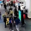 El grupo de farderos comenzó a golpear al personal de la tienda donde robaron lencería y después huyeron del centro comercial