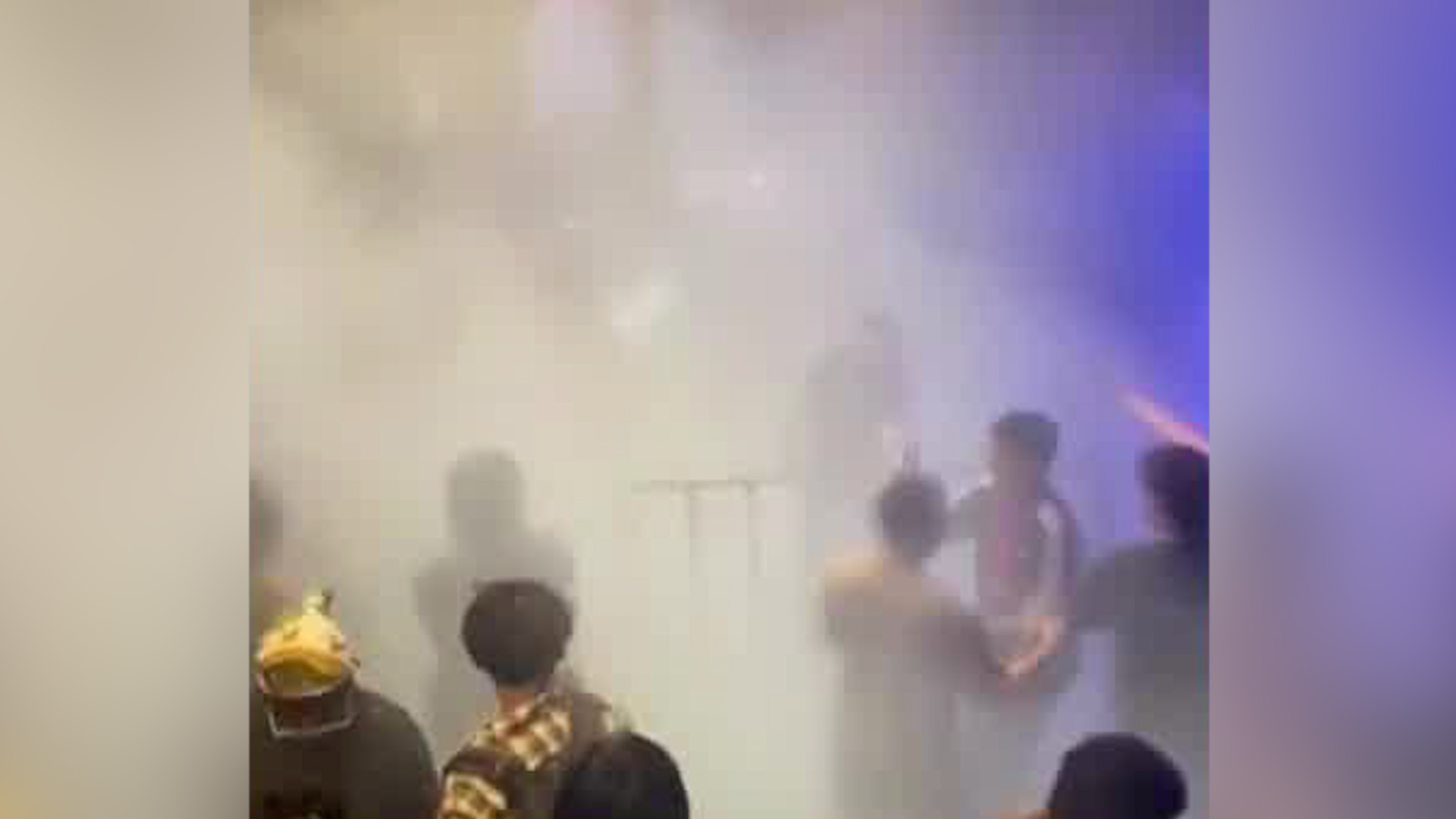 Con extintores en mano, personal de seguridad privada del evento dispersaron a cientos de jóvenes que intentaron entrar por la fuerza.