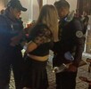una mujer en un auto y arrestada