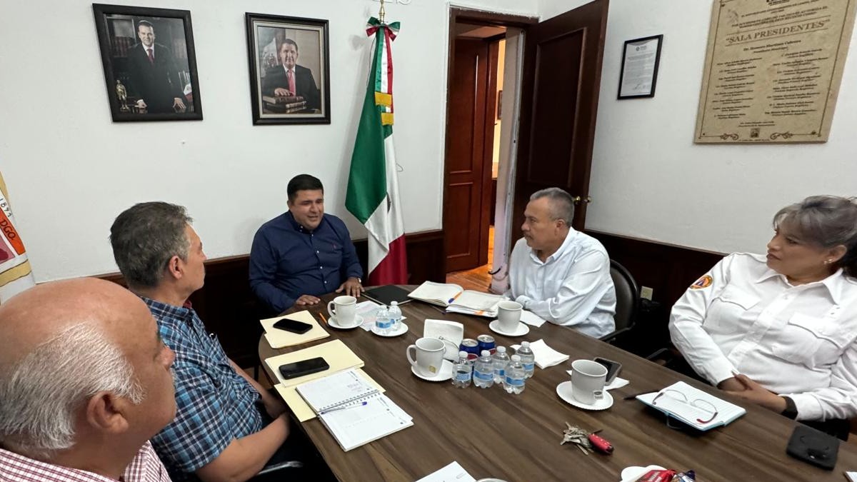 El Presidente Municipal de Lerdo, Homero Martínez Cabrera, sostuvo una reunión de trabajo con su gabinete con motivo del regreso del periodo vacacional El Presidente Municipal de Lerdo, Homero Martínez Cabrera, sostuvo una reunión de trabajo con su gabinete con motivo del regreso del periodo vacacional