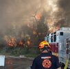 El incendio además de consumir algunos vehículos levantó una intensa nube de humo