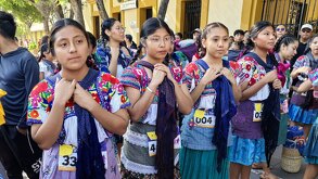 La 31ª Carrera de la Tortilla en Tehuacán reunió a 601 mujeres de Santa María Coapan, que corrieron con sus tenates y trajes tradicionales.