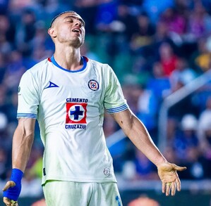 Cruz Azul sigue buscándole acomodo al delantero griego Giorgos Giakoumakis.
