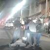 personas golpean a un hombre tendido en el piso personas golpean a un hombre tendido en el piso