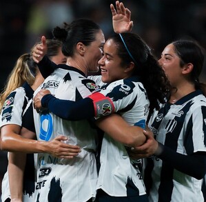 Rayadas celebrando el gol ante Querétaro Femenil.