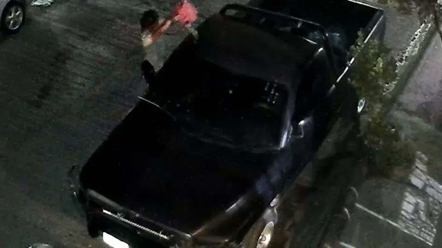 Vecinos de la colonia Zozayita, en Guadalupe, NL, están alarmados luego de que un desconocido rociara gasolina a una camioneta y le prendiera fuego.