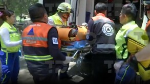 Mientras limpiaba, una mujer adulta mayor cayó dentro de una tumba abierta.