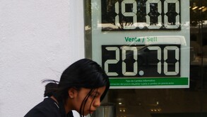 El valor del peso frente al dólar varía diariamente.