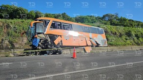 Un choque entre camión y tráiler en la autopista Guadalajara-Zapotlanejo dejó un muerto, siete heridos y generó fuerte caos vial en la zona.