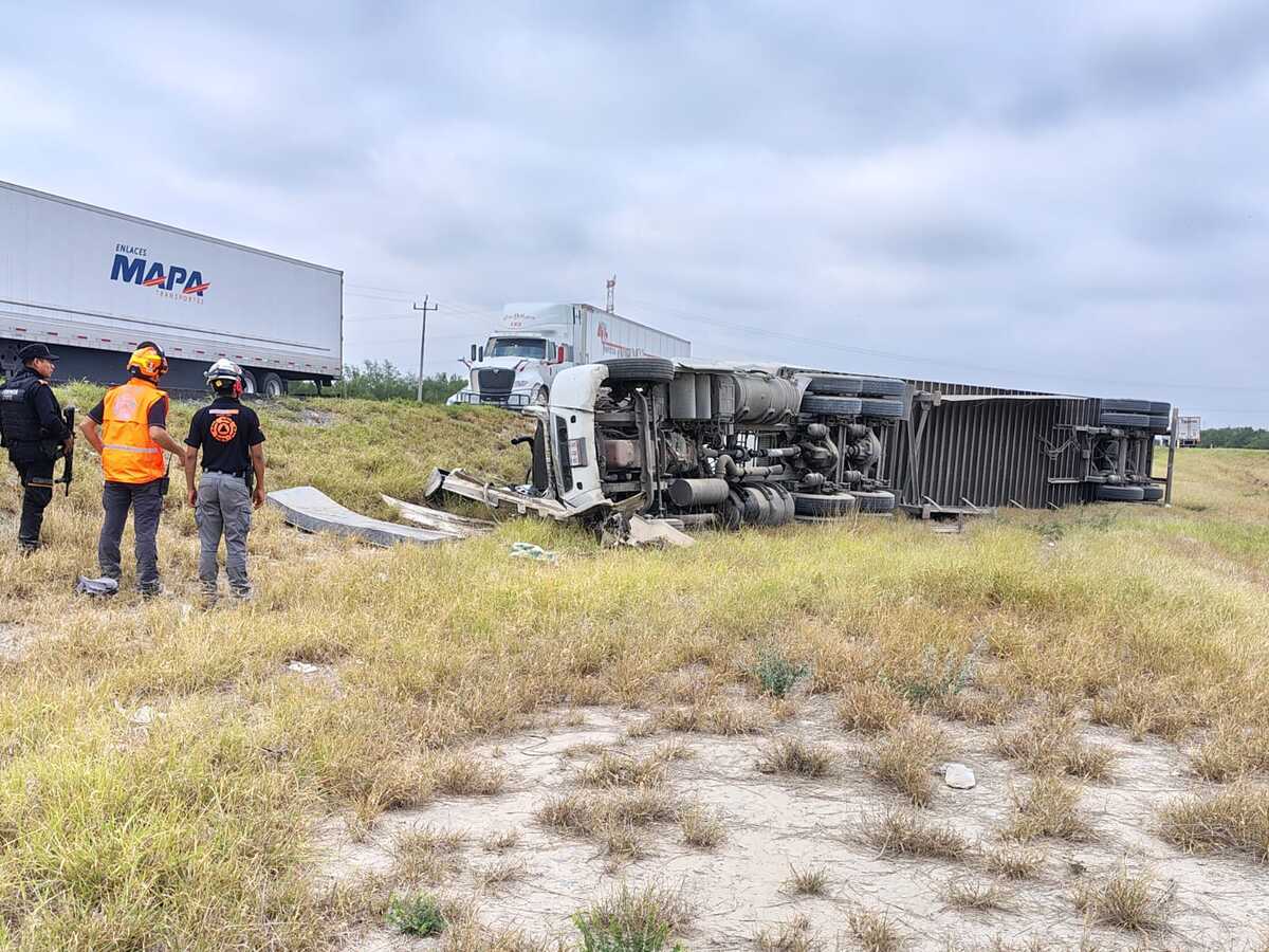 Una volcadura de tráiler sobre la autopista Monterrey-Nuevo Laredo en el municipio de Ciénega de Flores, Nuevo León dejó una persona lesionada.