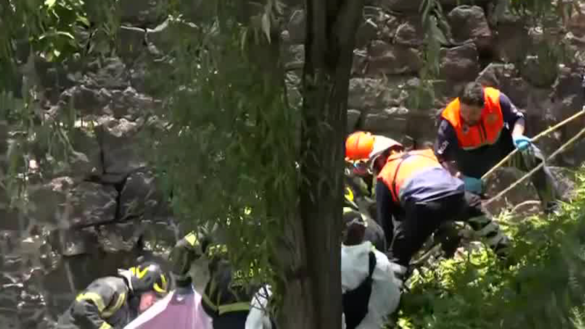 Peritos de la CdMx realizaron el rescate y levantamiento del cuerpo en la base del Canal Nacional.
