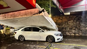 Una tormenta en Guadalajara provocó la caída de un espectacular sobre un auto; madre y dos hijas resultaron atrapadas y con lesiones leves.