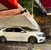Una tormenta en Guadalajara provocó la caída de un espectacular sobre un auto; madre y dos hijas resultaron atrapadas y con lesiones leves. Una tormenta en Guadalajara provocó la caída de un espectacular sobre un auto; madre y dos hijas resultaron atrapadas y con lesiones leves.