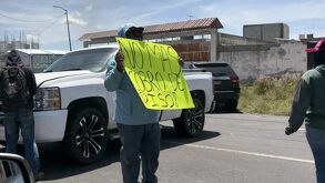 Familiares protestan frente al penal de San Miguel por extorsiones de un interno con poder. Bloquean calle exigiendo su traslado. Autoridades ofrecen diálogo.