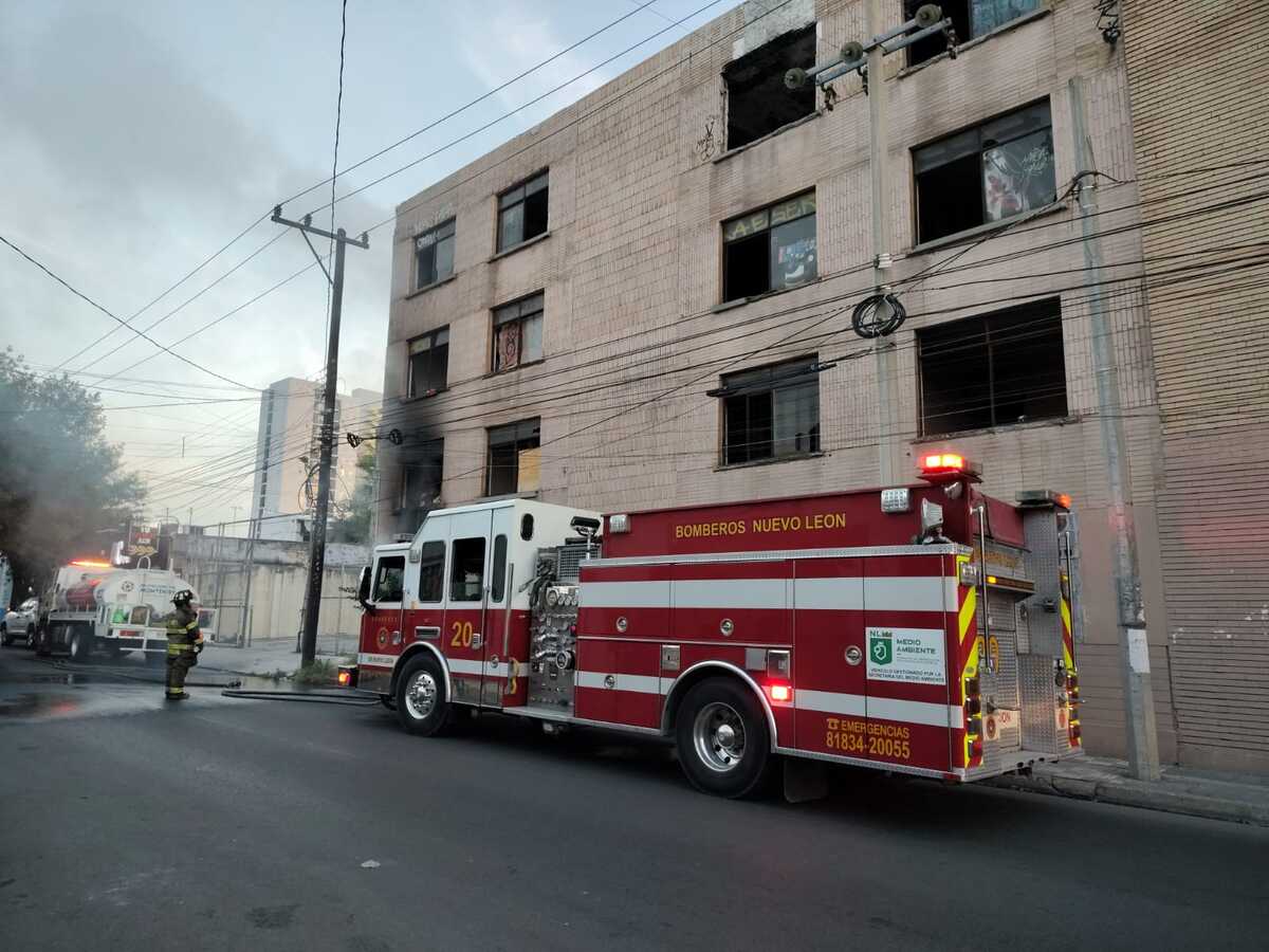 Cuerpos de rescate se movilizaron hasta un edificio abandonado en el Centro de Monterrey que se encontraba incendiándose.