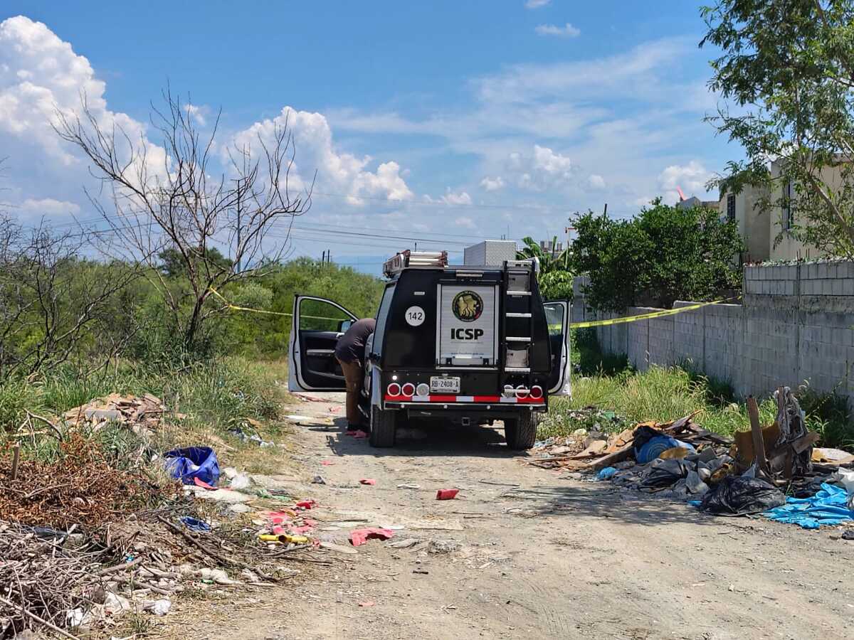 El cuerpo putrefacto de un hombre fue localizado en un terreno baldío en la colonia Valle de Santa María, en el municipio de Pesquería, Nuevo León.