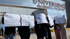 Durante la protesta, los alumnos de la UPT pegaron hojas con capturas de pantalla de publicaciones hechas en redes sociales.