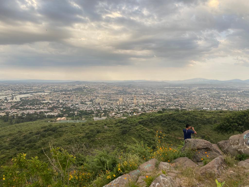 ¿Sabías que el Cerro del Cuatro no debe su nombre a las antenas? Descubre el verdadero origen detrás de este emblemático lugar en Tlaquepaque. ¿Sabías que el Cerro del Cuatro no debe su nombre a las antenas? Descubre el verdadero origen detrás de este emblemático lugar en Tlaquepaque.