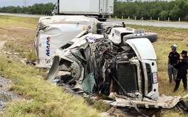 Una volcadura de tráiler sobre la autopista Monterrey-Nuevo Laredo en el municipio de Ciénega de Flores, Nuevo León dejó una persona lesionada.